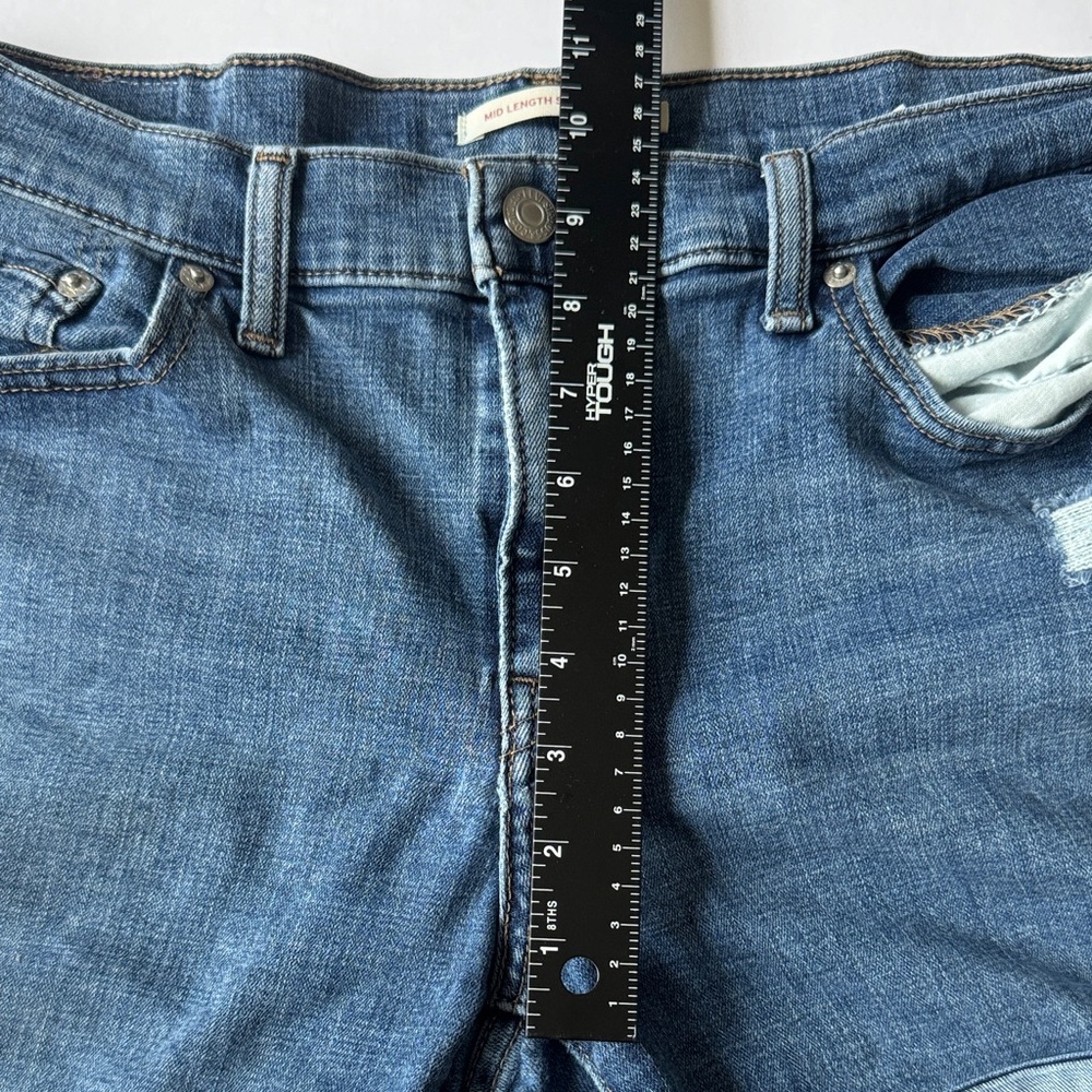 Women’s Levi’s Mid Length Distressed Denim Shorts Size 31 - Picture 4 of 8